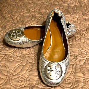 Beautiful EUC silver Tory Burch Flats